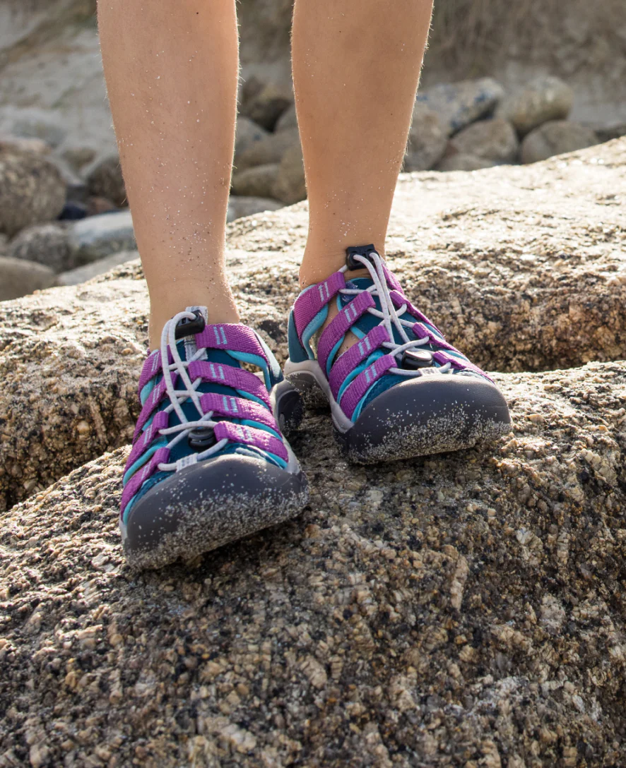 Little Kids' Newport Boundless Sandal  |  Black/Precious Blue - Image 8